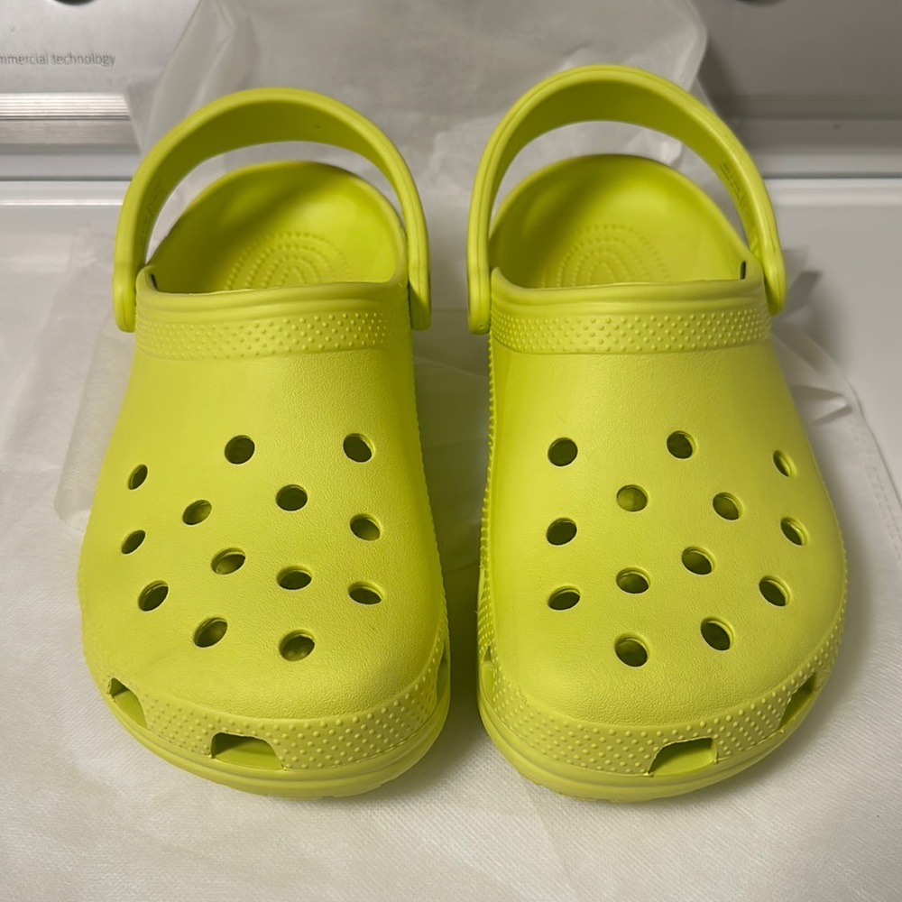 Lime Greene crocs SIZE 9 in WOMEN, SIZE 7 in MEN